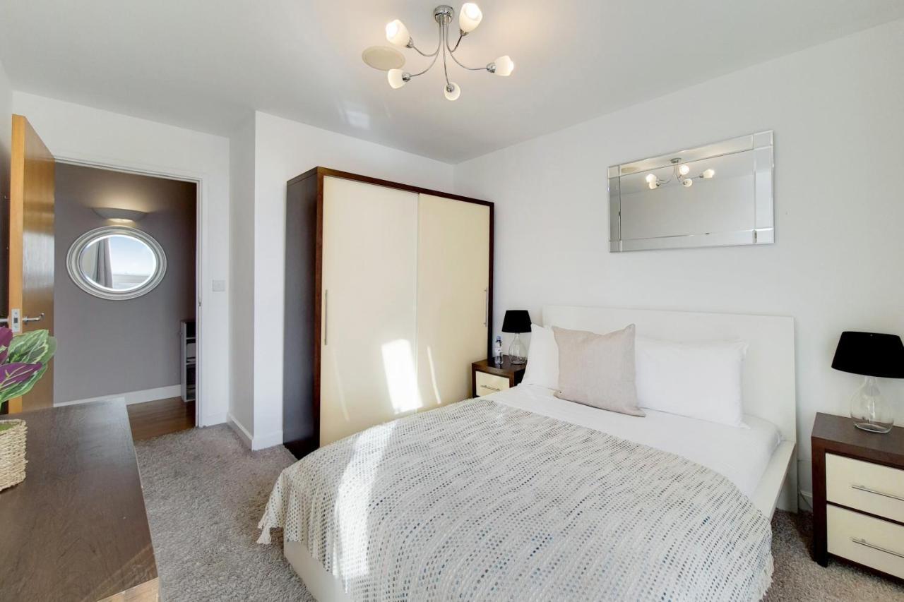 Deluxe Three Bedroom Apartment By London Excel Stays Exteriör bild