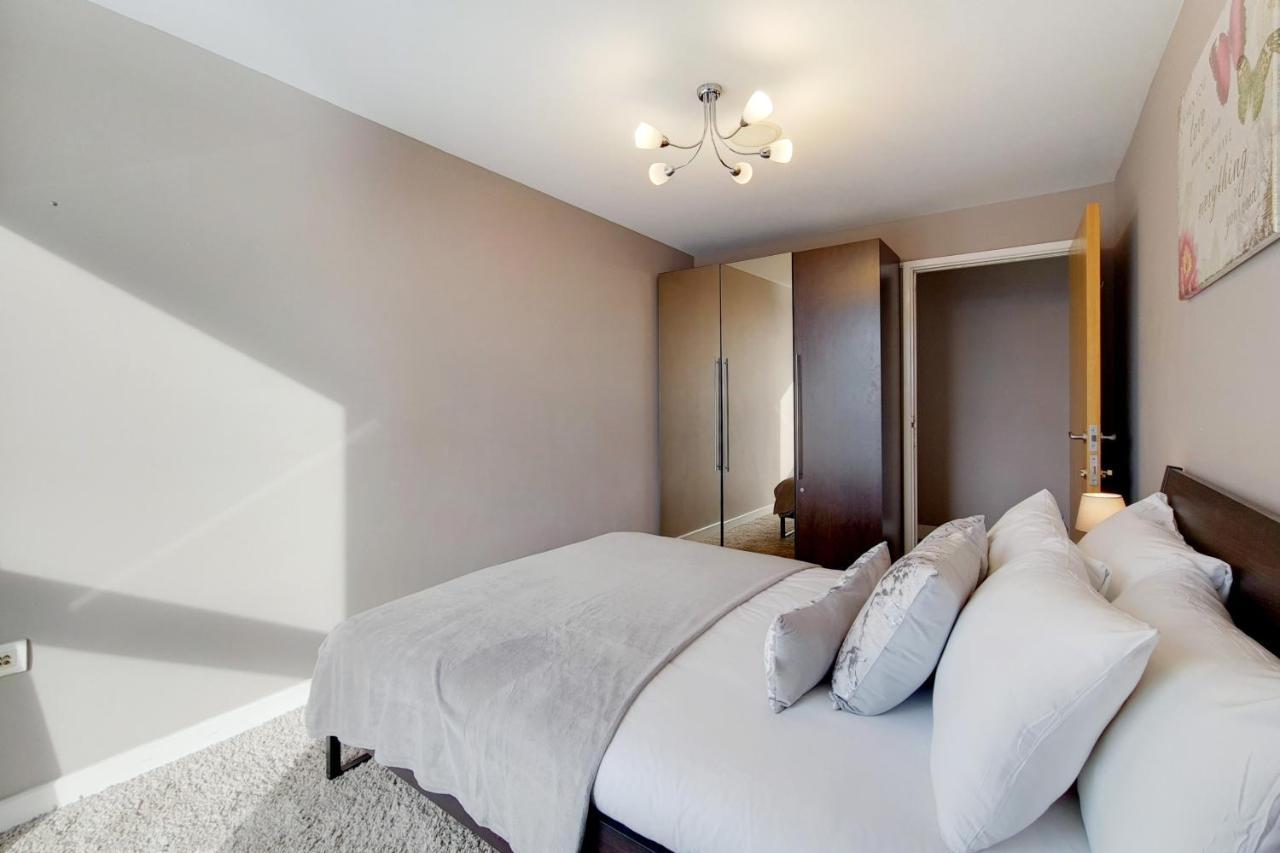 Deluxe Three Bedroom Apartment By London Excel Stays Exteriör bild