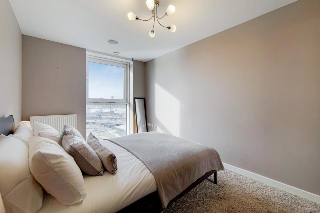 Deluxe Three Bedroom Apartment By London Excel Stays Exteriör bild