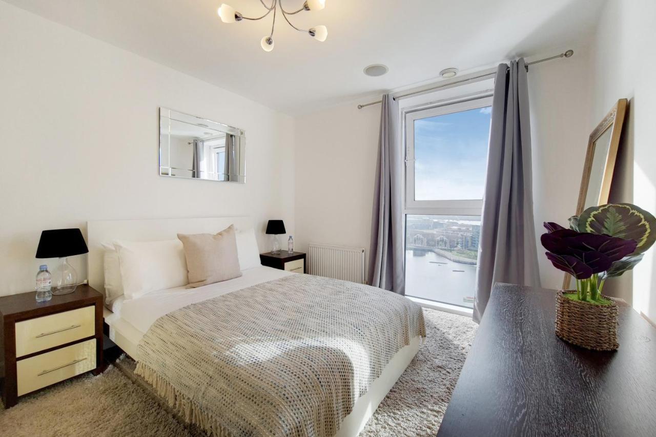 Deluxe Three Bedroom Apartment By London Excel Stays Exteriör bild