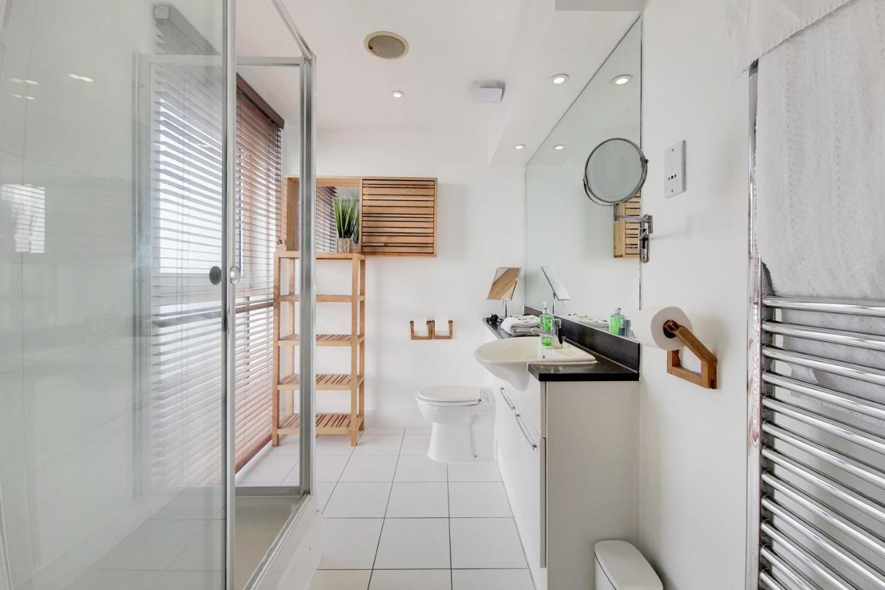 Deluxe Three Bedroom Apartment By London Excel Stays Exteriör bild
